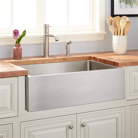 apron front farmhouse sink